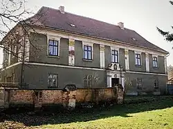 Fara Sebranice s hlavním vchodem a fasádou s pilastry