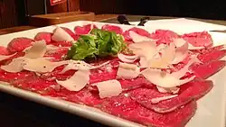 Carpaccio s parmezánem a rukolou