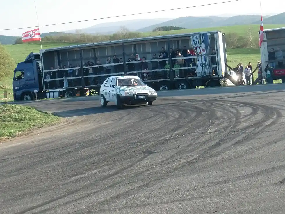 Škoda Favorit 136 L/A Rallye v továrním zbarvení z let 93–94 na trati Rallye Šumava 2011