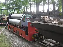 Důlní lokomotiva Jung na stlačený vzduch, typ Pz 20 na rozchod 500 mm z roku 1955. Sbírka Feldbahn-Museum 500, (2014)
