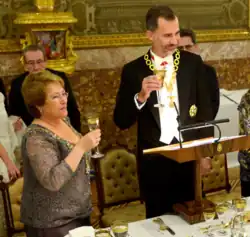 Španělský král Filip VI. s řetězem Řádu za zásluhy a bývalá chilská prezidentka Michelle Bacheletová