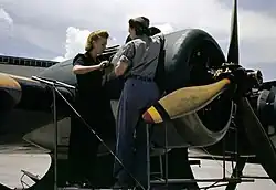 Ženy pracují na motoru Pratt & Whitney, Naval Air Station Corpus Christi, Texas, USA, 1942