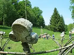 Instalace na prostranství mezi pozůstatky budov české a německé školy v Jablonečku (Proměny 2019)