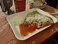 Enchiladas se dvěma různými omáčkami
