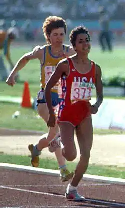 Gallagherová (vpravo) v 800 m finále na olympiádě 1984