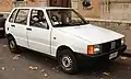 Bílý Fiat Uno, typický dopravní prostředek italského Gangu bílého Una