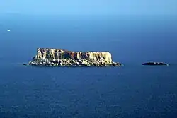 Filfla a sousední Filfoletta z útesu Dingli (ze severozápadu)