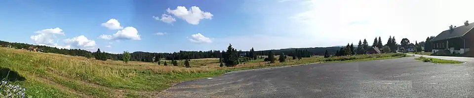 Pohled k pohraničnímu hřebeni hor ze zastávky autobusu na Filipově Huti ve směru na Kvildu