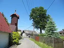 Střed vesnice s hasičskou zbrojnicí a starou lípou