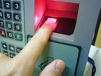 Skener pro otisk prstu u vchodu do budovy