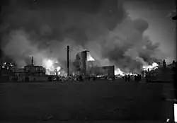 V podvečer neděle 25. dubna 1915 vypukl jednen z největších požárů v historii Reykjavíku. Té noci shořelo v centru města celkem dvanáct domů, z toho deset na popel. Při požáru zemřeli dva lidé. Syndikát a Hótel Reykjavík, kde požár vypukl, zcela zmizely. Velký požár měl velký dopad na plánování v Reykjavíku a místo dřevěných domů se stavělo z betonu, například řady domů na Austurstræti 7–16.