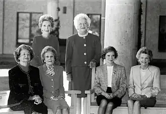 První dámy Nancy Raeganová, Barbara Bushová (stojící zleva doprava), Lady Bird Johnsonová, Pat Nixonová, Rosalynn Carterová a Betty Fordová (sedící zleva doprava) před prezidentskou knihovnou Ronalda Raegana, Listoprad 1991