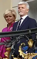Petr Pavel s manželkou na třetím nádvoří Pražského hradu v rámci prezidentské inaugurace (březen 2023)