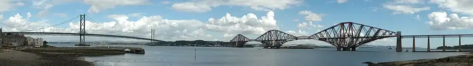 Vlevo Forth Road Bridge, vpravo Forth Bridge