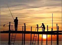 Siluety dvou rybářů