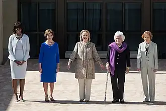 První dámy při dallaském setkání v dubnu 2013 (zleva): Michelle Obamová, Laura Bushová, Hillary Clintonová, Barbara Bushová, a Rosalynn Carterová