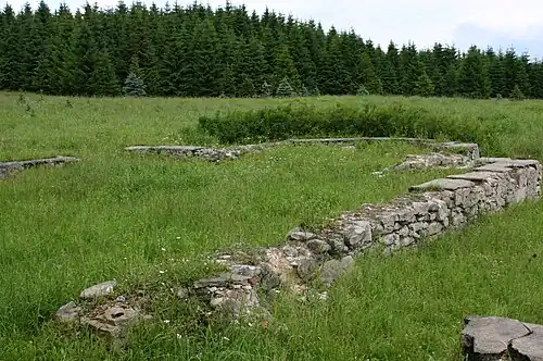 Základy kostela sv. Jana Křtitele ve Flájích