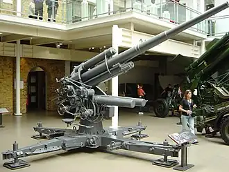 88mm hlaveň kanónu FlaK 18 na lafetaci FlaK 36 v expozici Imperial War Museum London
