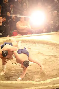 Sumó (zápas se chýlí ke konci)