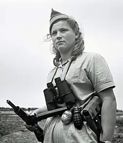 Mladá dívka Alija na stráži