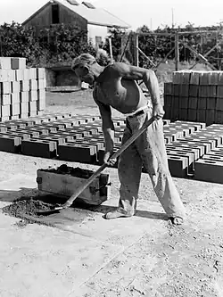 Building a Farm at Nahalat Yitzhak