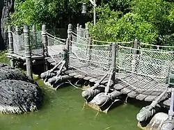 pontonový most vyrobený ze dřeva a lan