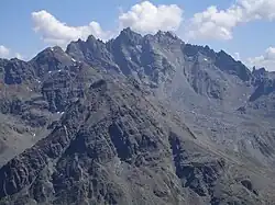 Fluchthorn od severozápadu. Zleva doprava: severní, prostřední a jižní vrchol. Po částečném zborcení jižního vrcholu je nejvyšším bodem masívu prostřední vrchol (3397 m n. m.)