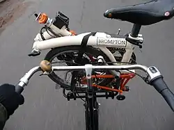 Skládací kolo Brompton na nosiči klasického kola