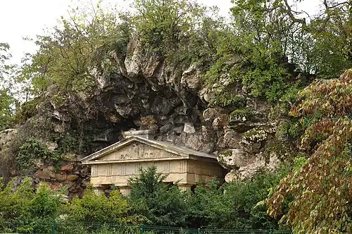 Kamenné bloky grotty před obnovou