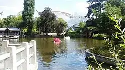 Budova nadace v pozadí