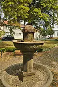 Fontána v parku před kostelem