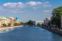 Řeka Fontanka, v pozadí Chrám Nejsvětější Trojice