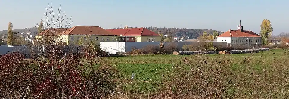 Celkový pohled na areál bývalého „Vojenského technického ústavu elektroniky“ z polní cesty jihovýchodně od areálu (podzim 2021)