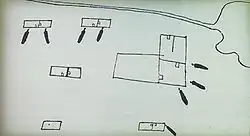 Na schematické, rukou vyvedeném plánku je jednoduše zakreslena francouzská osada; nahoře teče horizontálně řeka a pod ní jsou vyobrazeny domy; vlevo nahoře jsou dva malé domy se čtyřmi děly mířícími dolů, pod ním je ještě jeden takový dům a vespod obrázku ještě jeden menší, oba bez děl; vpravo nahoře pod řekou je velká budova do tvaru písmene L s třemi velkými místnostmi, od níž míří tři děla směrem doprava, šikmo doprava dolů a dolů, dole vpravo je ještě jeden malý dům s jedním dělem mířícím opět šikmo doprava dolů.