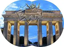 Klikaté čáry připomínající obrysy hradební zdi