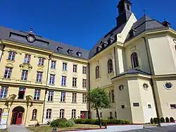 Foto budovy Petrina s umístěním knihovny.jpg