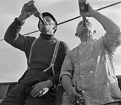 Muži pijí z lahve, Muži v síti, 1938–1939