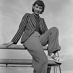 Elisabeth Gremmlerová sedící na zábradlí horní paluby, vánoční plavba se severoněmeckým parníkem Lloyd „Steuben“, série: Madeira-Kreuzfahrt, prosinec 1938 - leden 1939