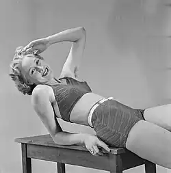 Žena v bikinách leží na stole, 1938–1941