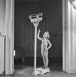 Dívka na váze, 1938–1941