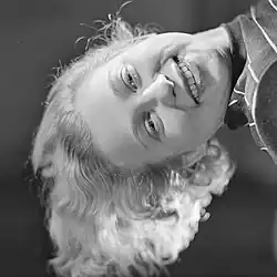 Portrét, hlava ženy s pruhovaným svetrem vleže, 1938–1941