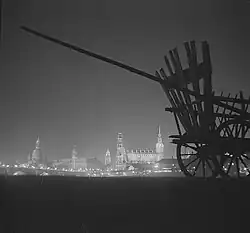 Drážďany. Pohled z japonského paláce na jihovýchod starého města v noci (se siluetou žebříňáku), 1933–1944