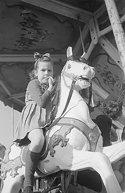 Roztomile děti působí při svých hrách a na poutích