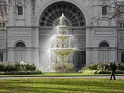 Fontána u jižního průčelí