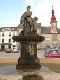 Kašna z roku 1829 na Masarykově náměstí. Napravo v pozadí je budova Galerie Tunklův dvorec
