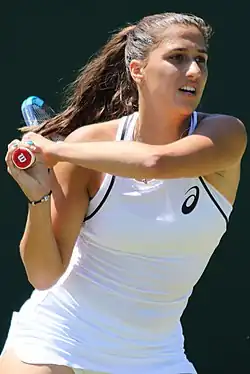 Jaimee Fourlisová v kvalifikaci Wimbledonu 2018