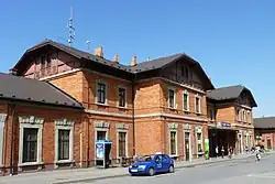 Novější staniční budova KFNB