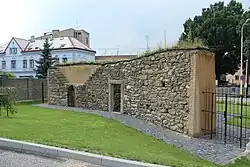 Zakonzervované zbytky hradeb v Okružní ulici