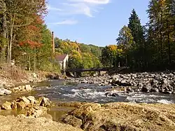 Řeka Smědá před Frýdlantem, v pozadí Frýdlantský pivovar