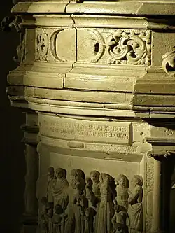 Detail nápisu na křtitelnici